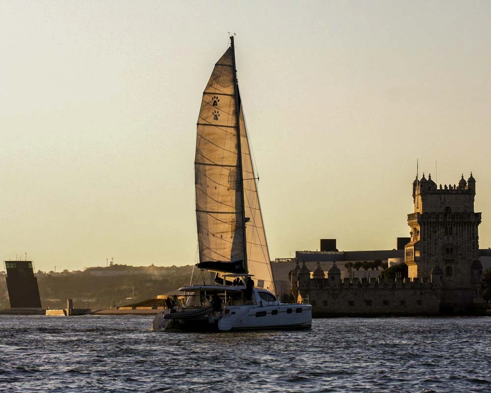 catamaran monuments tour